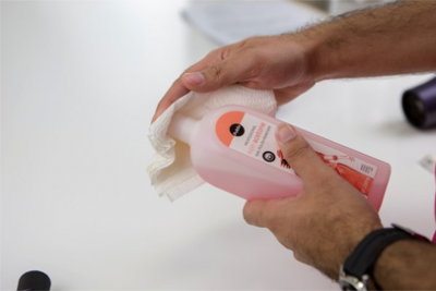 Bật mí cách gỡ tem nhãn hàng hóa dán chặt bằng keo